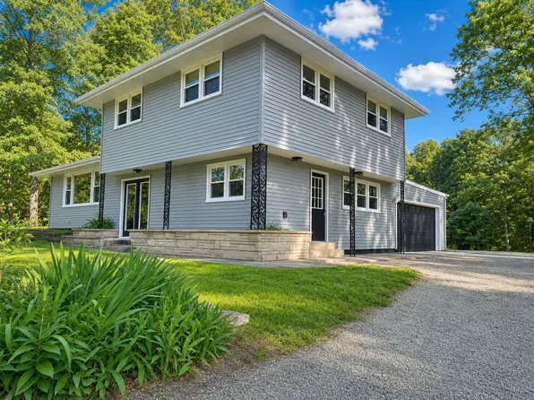 1401 Oakleaf Dr, Saint Anne, IL 60964