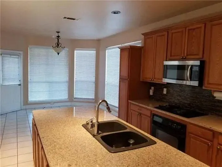 2304 Hillary Trl — Photo 8