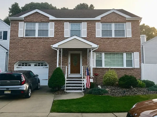 44 Oak Knoll Dr, Matawan, NJ 07747
