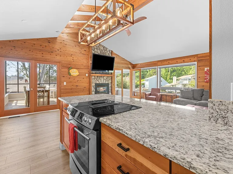 1253 NE East Lagoon Dr — Photo 11