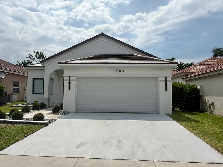757 Tanglewood Cir — Photo 1