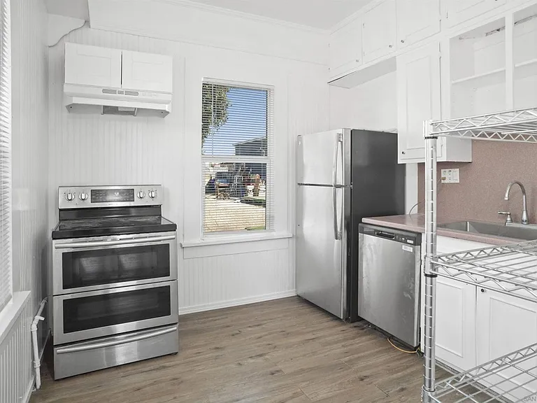 2438 Commercial St — Photo 5