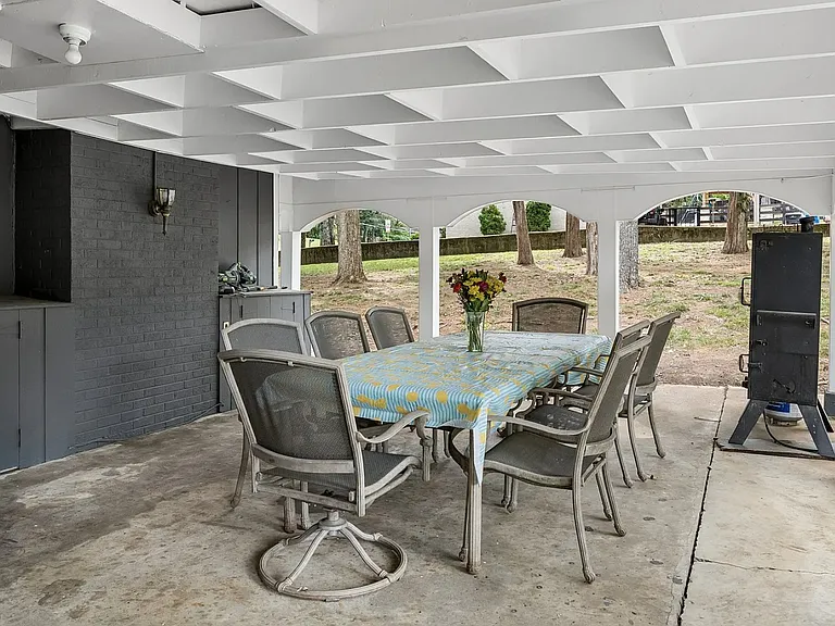 225 London Ln — Photo 24