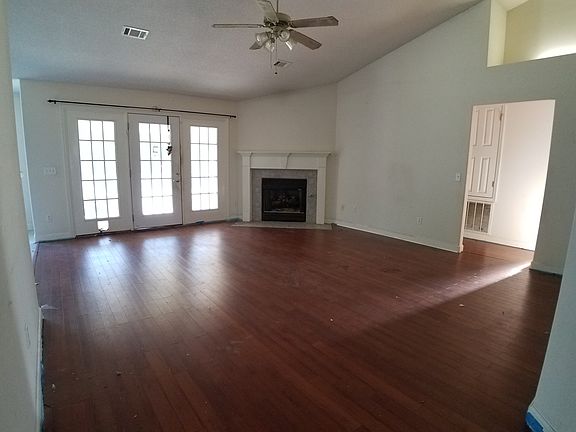 5th image of 981 Lake Aire Dr