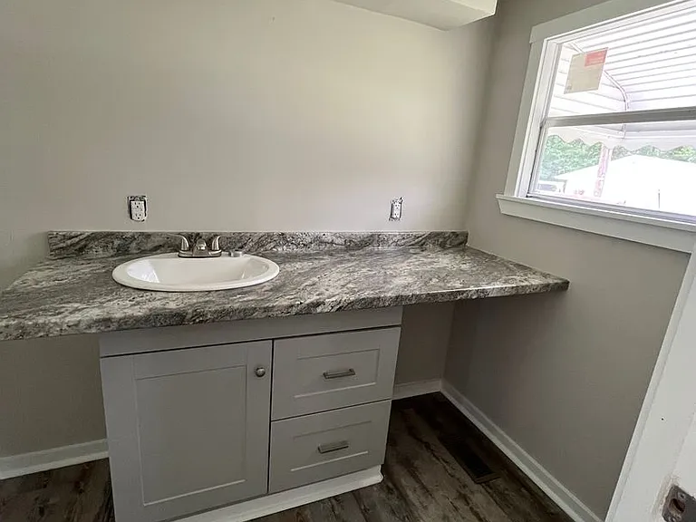 304 Queens Rd — Photo 10
