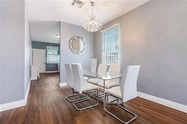 1512 N Robertson St — Photo 5