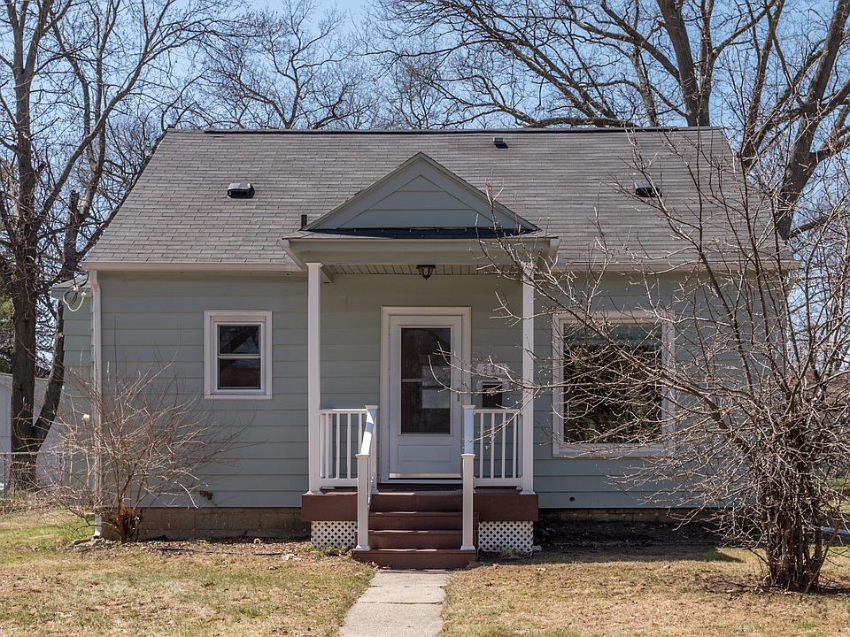 1st image of 831 Burke Ave NE