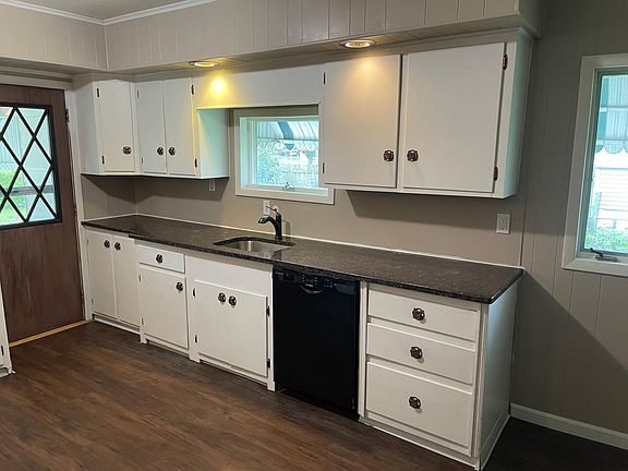 ALL NEW GRANITE COUNTERTOPS!