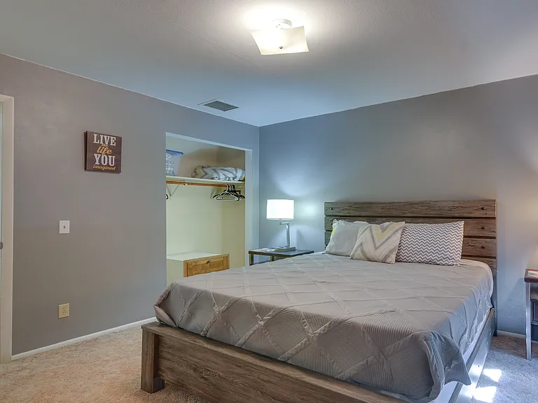 25 E Lexington #4 — Photo 2