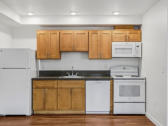3rd image of 14755 NE Couch St #G