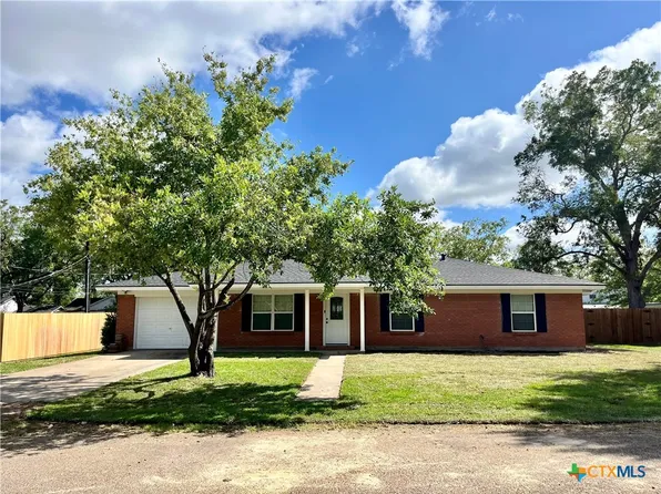 110 Poenitsch St, Cuero, TX 77954