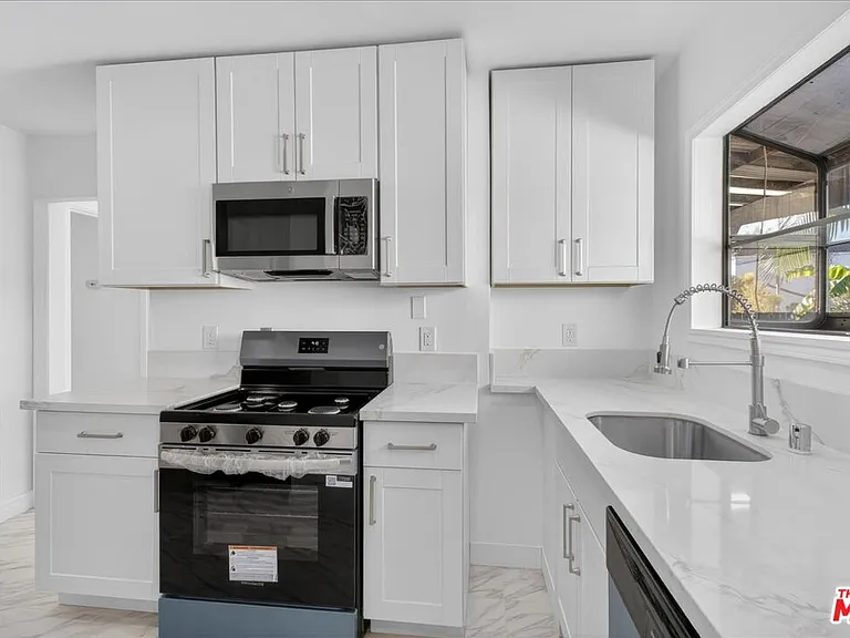 1185 S Tremaine Ave — Photo 40