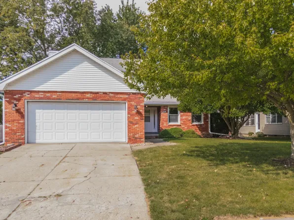 21 Kenfield Cir, Bloomington, IL 61704