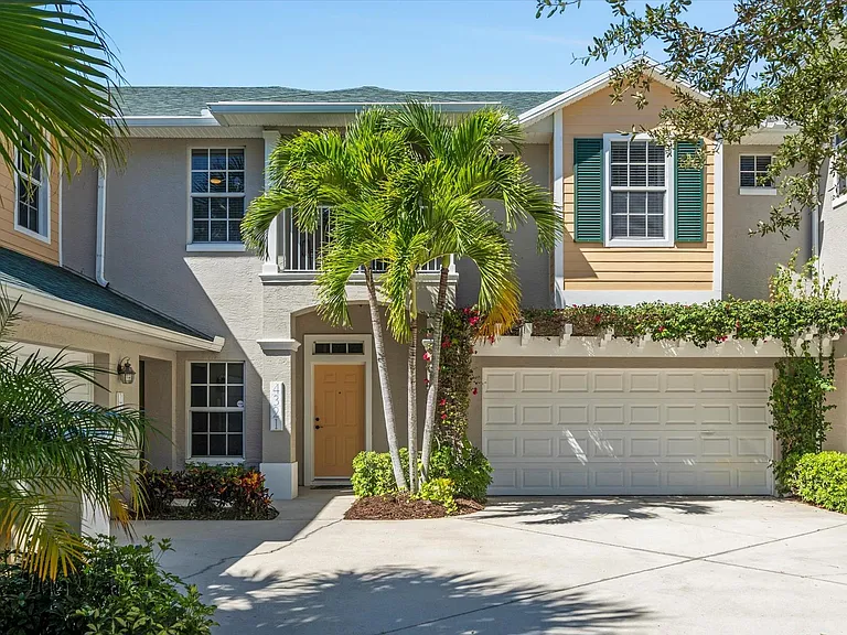 Outside view /Garage