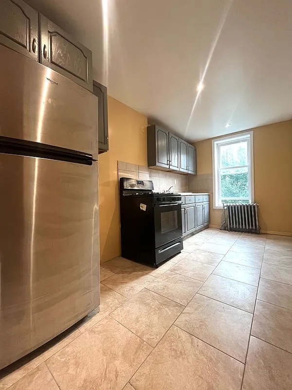 3 bed, 1.0 bath, 1200 sqft, $3,594 — Photo 2
