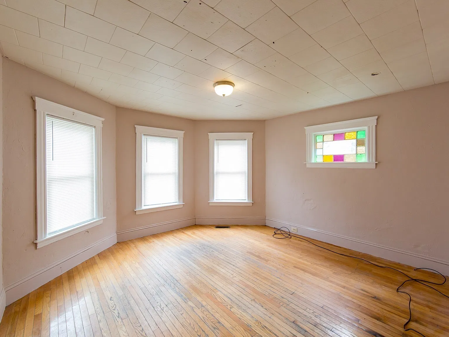 3 bed, 1.0 bath, 1101 sqft, $1,995 — Photo 3