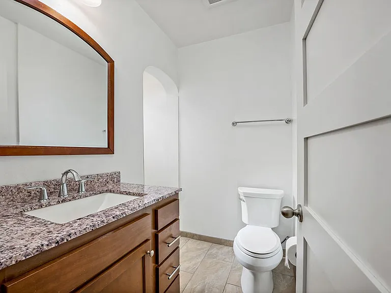 1121 E 9th St #1 — Photo 14