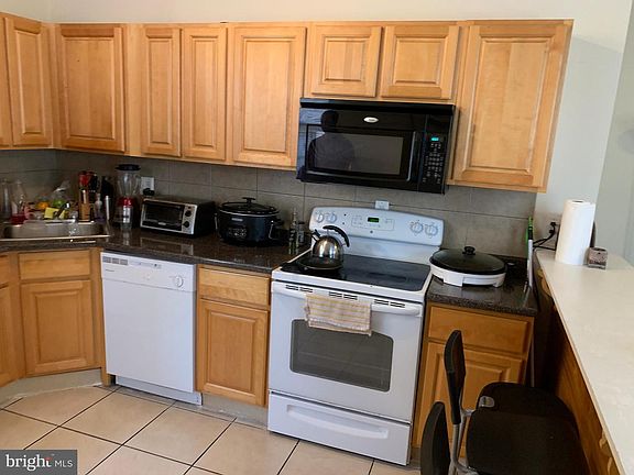4th image of 353 W Queen Ln #1