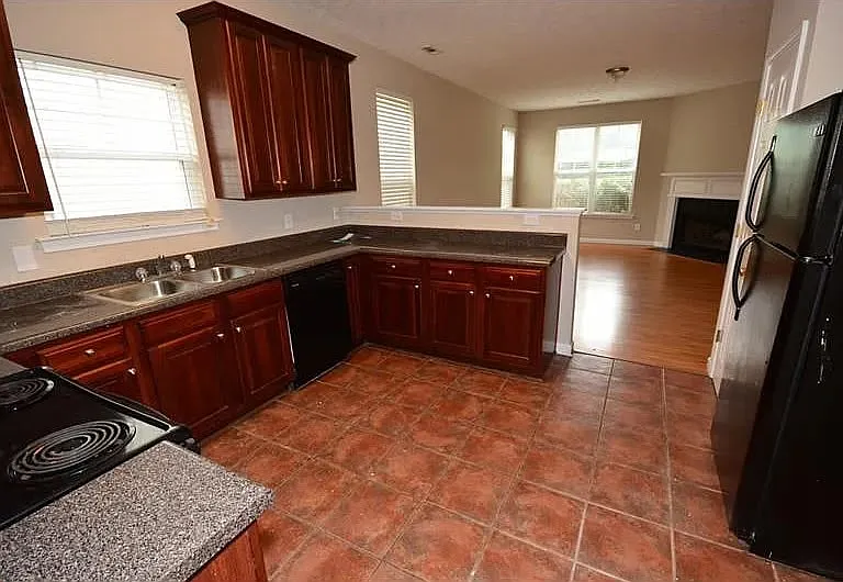 4333 Ben Hill Rd — Photo 6