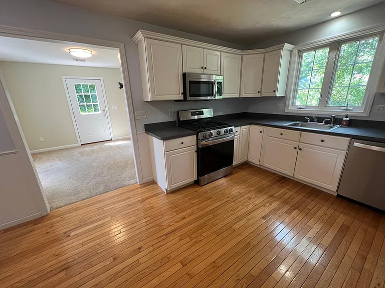 2 Grove St #B — Photo 11
