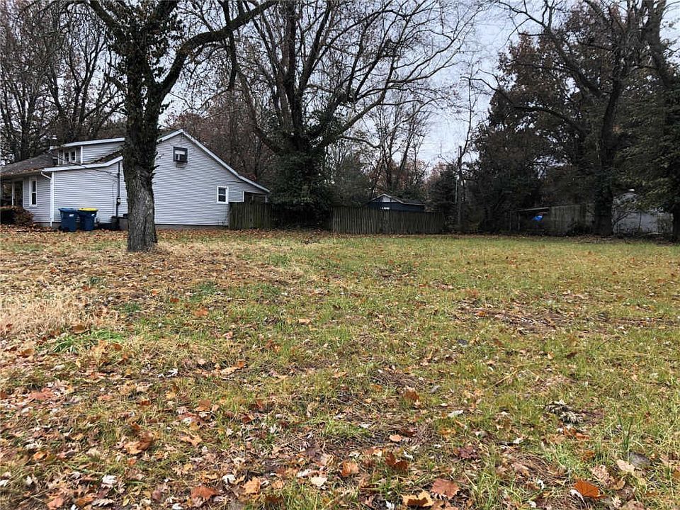 2nd image of 624 Hill Ln