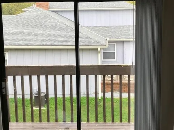 127 N Crest Dr, Raymore, MO 64083