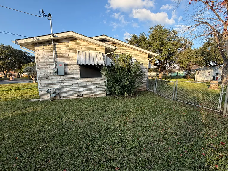 2606 Tillie Dr — Photo 3