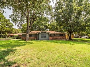 625 Woodside Dr, Hurst, TX 76053