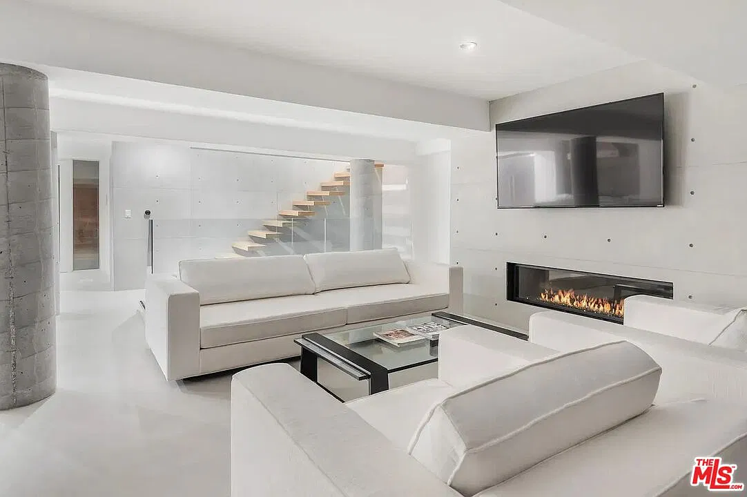 4 bed, 4.5 bath, 3927 sqft, $45,000 — Photo 3