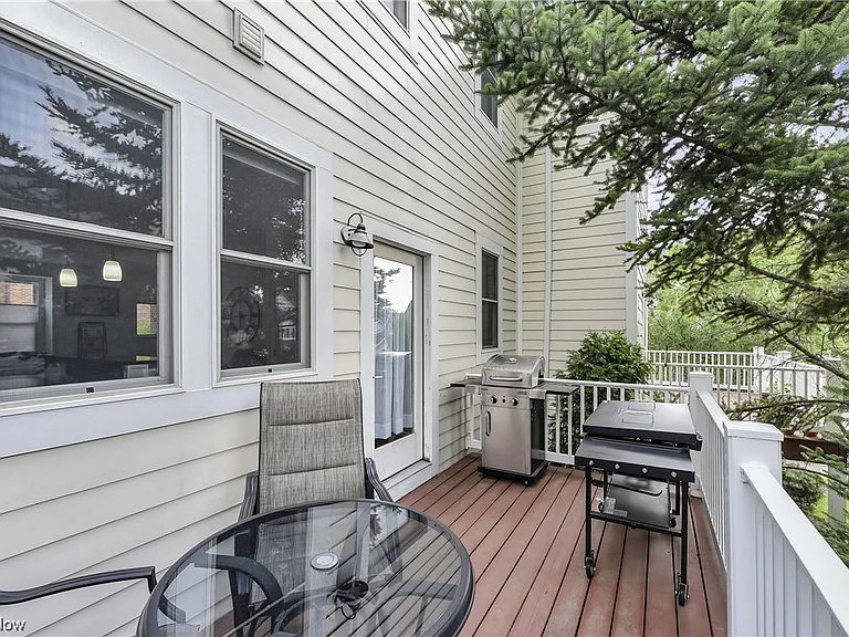 1501 Huntington Ln — Photo 2