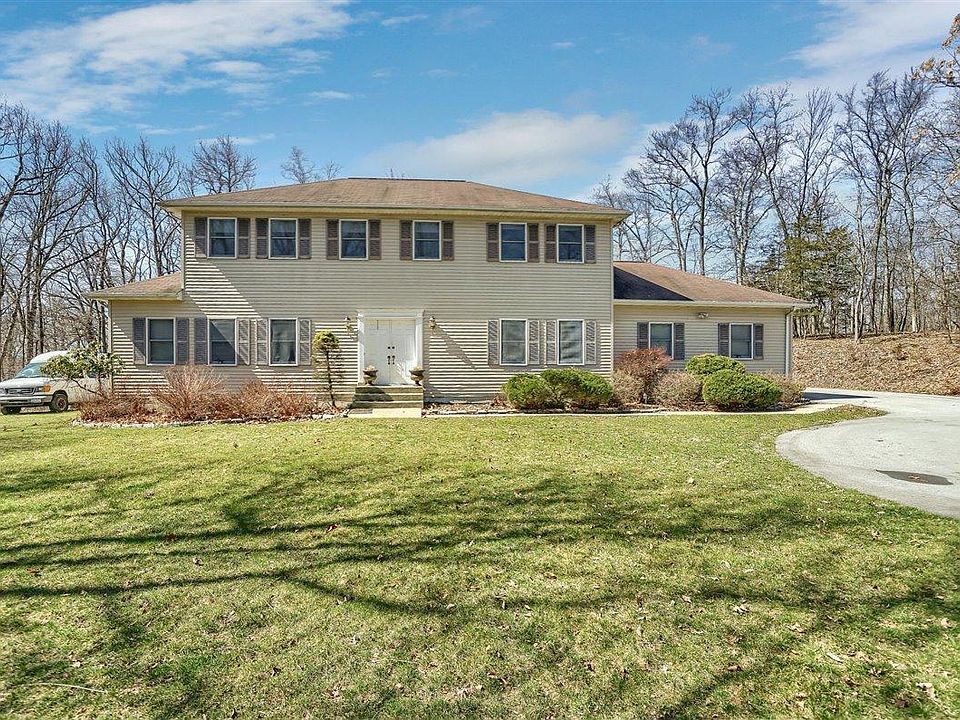 1st image of 8 Valerie Dr