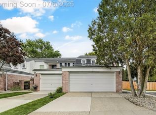 161 Stratford Ln, Rochester, MI 48309