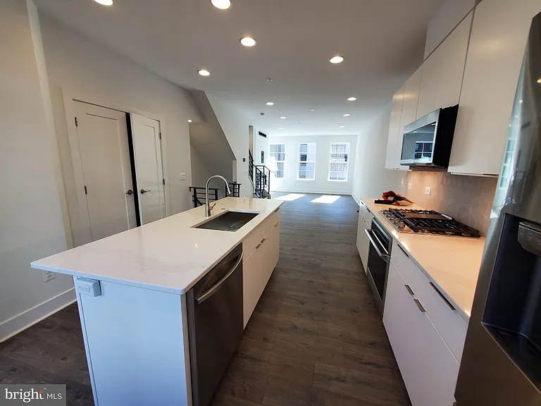1882 Michael Faraday Dr — Photo 4