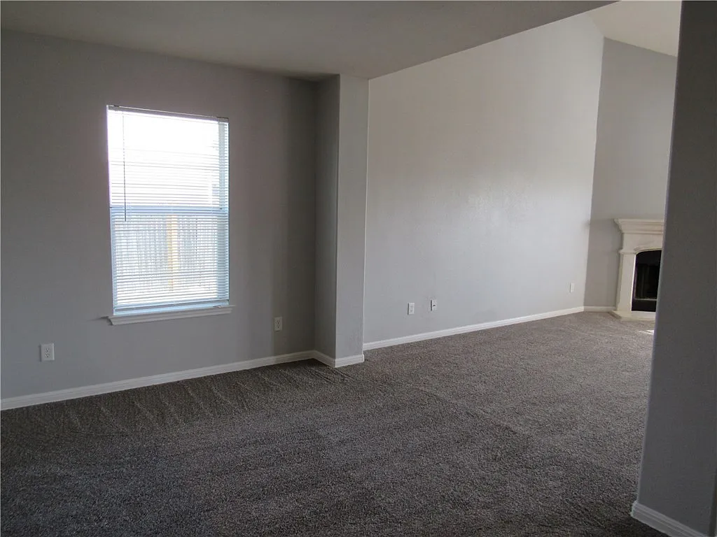 Spacious 4/2.5/2 two story home! — Photo 2