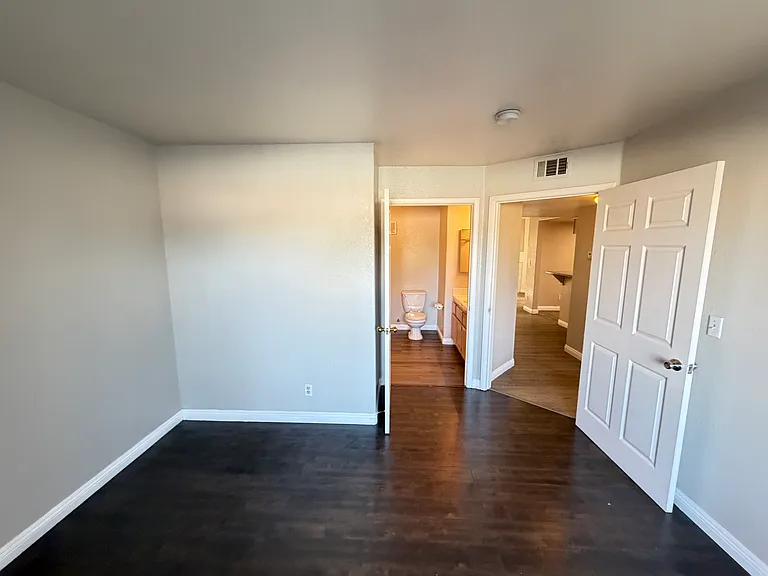 960 N Sloan Ln #104 — Photo 24