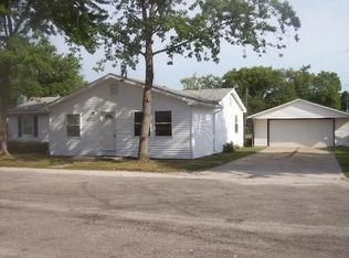 102 Meadowlawn Ave, Milford, IL 60953