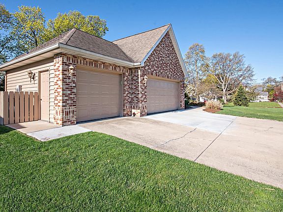 3rd image of 1414 Newberry Hills Ln