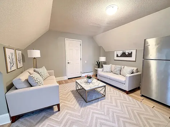 76 Sanford Ave S #4, Hamilton, ON L8M 2G8