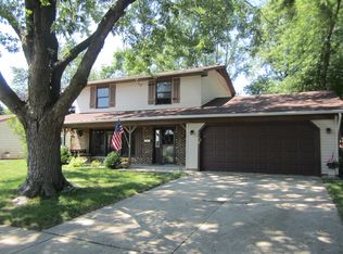 18 Debbie Ln, Streamwood, IL 60107