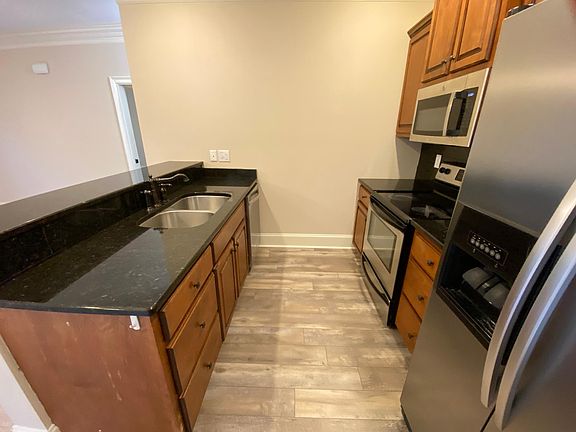 5th image of 122 Falls Grove Dr