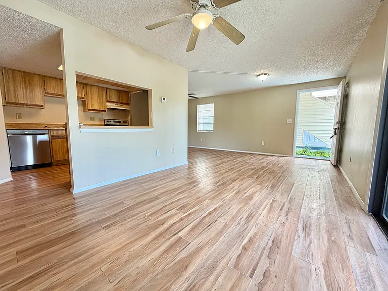 129 Camphor Cir #F — Photo 6