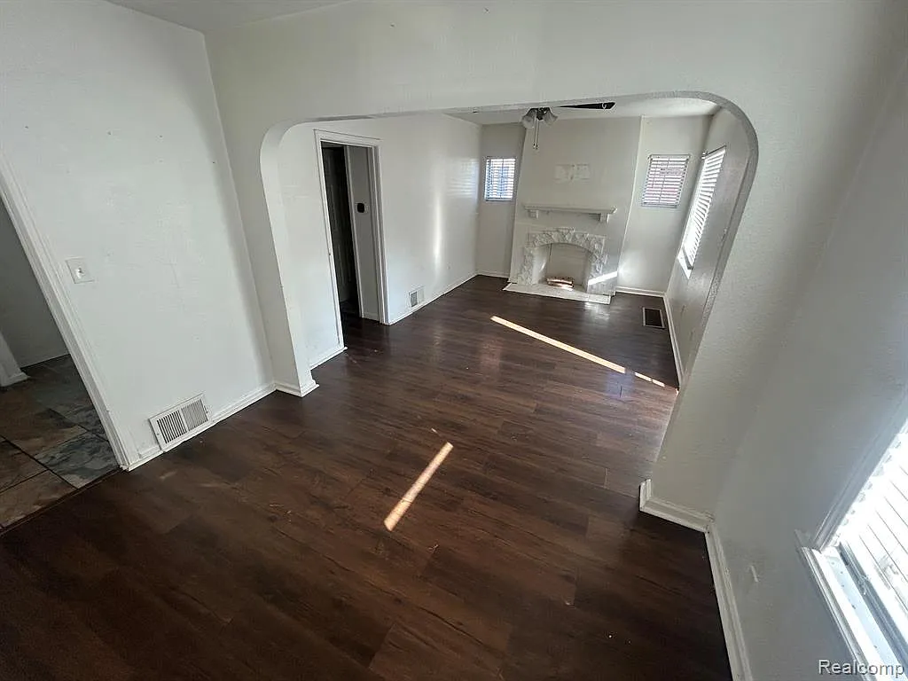 3 bed, 1.5 bath, 1071 sqft, $1,325 — Photo 2