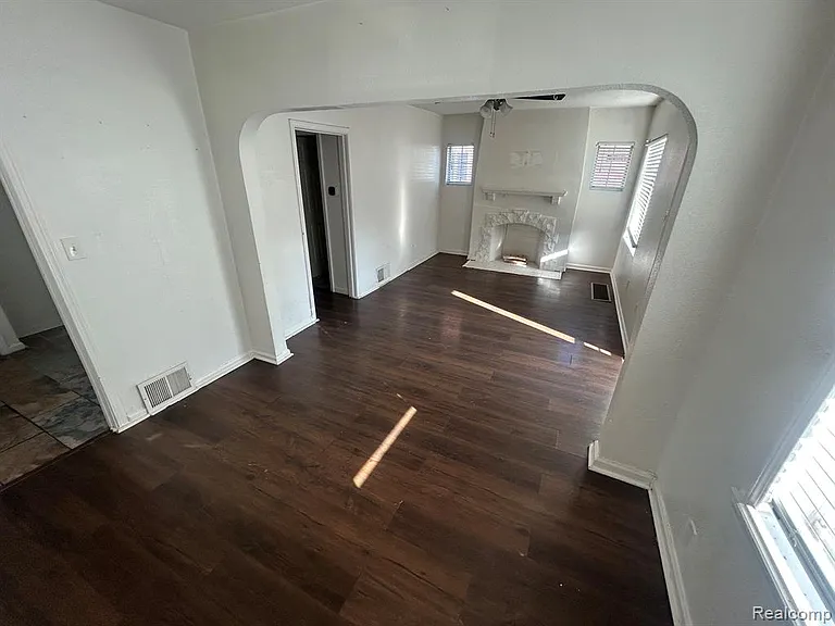 5081 Wayburn St — Photo 2