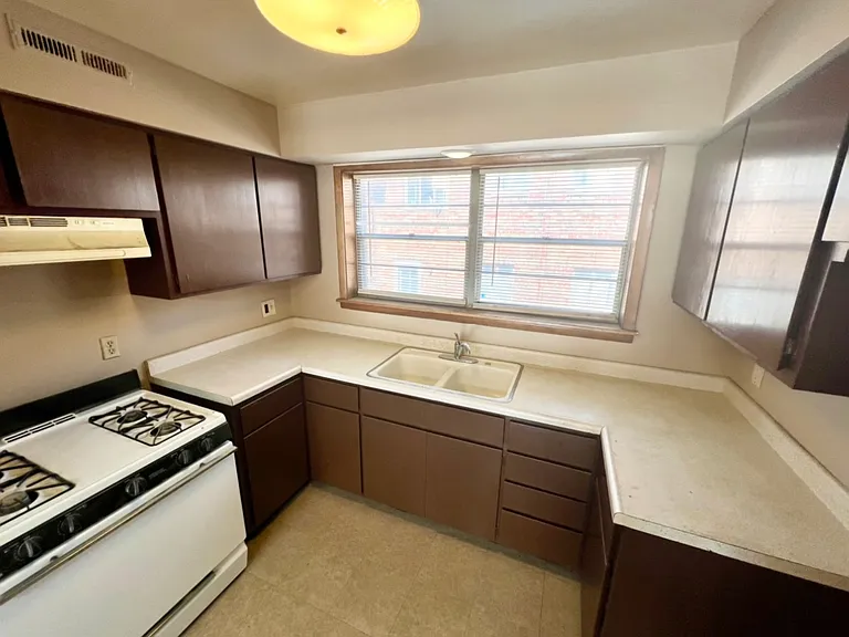 236 E Waltham St — Photo 3