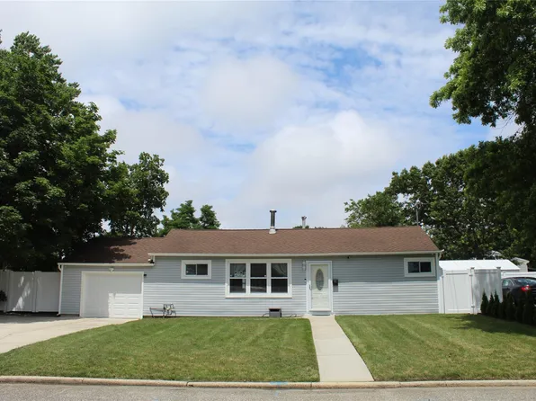 45 Tamarack Street, Central Islip, NY 11722