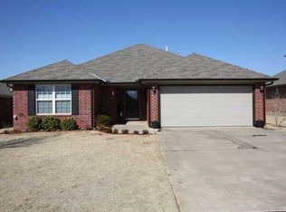 601 E Linden Ln, Mustang, OK 73064