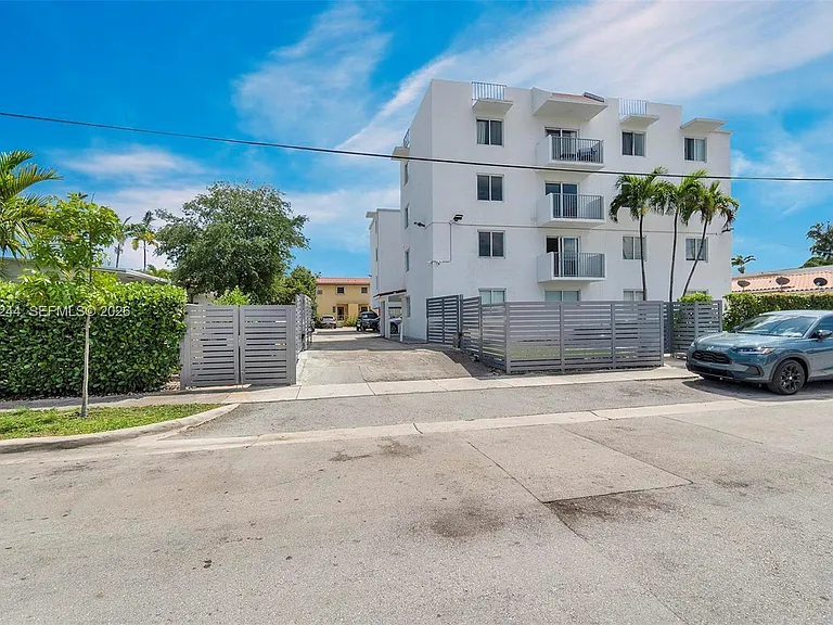 620 SW 10th St #301 — Photo 18