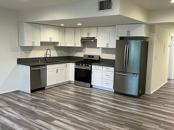 4th image of 857 S Plymouth Blvd #203
