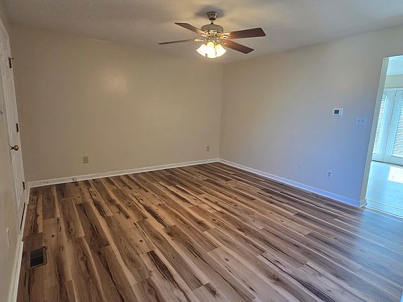 3rd image of 108 Robroy Ln