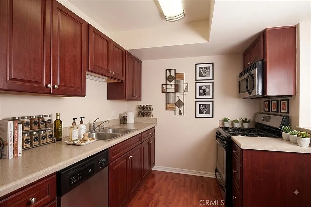 2 bed, 910 sqft, $2,900 — Photo 3